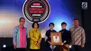 Head of Corporate Communication and Relation Irnawati W. Kahardja mewakili PT Surya Citra Media Tbk (SCMA) menerima penghargaan dalam acara Warta Ekonomi Corporate Secretary Award 2017 di Balai Kartini, Jakarta, Selasa (5/12). (Liputan6.com/Johan Tallo)