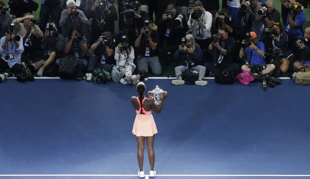 Sloane Stephens melakukan sesi foto bersama trofi juara AS Terbuka 2017 di Arthur Ashe Stadium, New York, (9/9/2017). Stephens menang atas Madison Keys 6-3, 6-0. (AP/Seth Wenig)