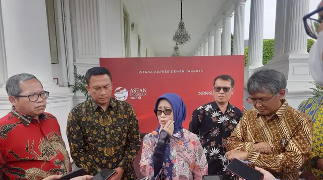 Ketua Dewan Pers Ninik Rahayu (tengah) di kawasan Istana Kepresidenan, Jakarta, Senin (6/2/2023). (Liputan6.com/ Lizsa Egeham)