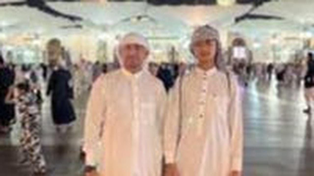Banyak yang salfok dengan wajah Bintang. Sebab, parasnya begitu mirip dengan sang ayah.<br>