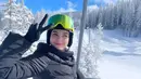 Asik menikmati pemandangan indah di Kota Ski paling mahal di Amerika Serikat, Medina Dina bagikan pengalaman serunya di media sosial Instagram. Dalam liburannya tersebut ia pun nikmati serunya ski dan main salju di Pegunungan Aspen. (Liputan6.com/IG/@medinadinaaa)