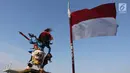 Arak-arakan ogoh-ogoh dengan bendera merah putih dalam Festival Ogoh-Ogoh di Pantai Lagoon Ancol, Jakarta, Minggu (18/3). Festival ini digelar untuk memperingati Hari Raya Nyepi Tahun Baru Saka 1940. (Liputan6.com/Arya Manggala)