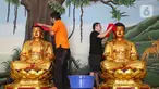 Warga keturunan Tionghoa membersihkan patung budha dan area ibadah lainnya di Vihara Amurva Bhumi, Jakarta, Rabu (22/1/2025). (Liputan6.com/Angga Yuniar)