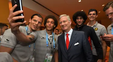 Raja Belgia, Philippe (tengah) ber"selfie" ria bersama pemain timnas berjuluk The Rode Duivels, Brasil, (23/6/14). (REUTERS/Benoit Doppagne)