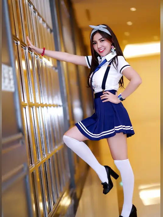 Meski gaya hidup sang anak yang serba mewah, namun ibunda Bella tetap mendirikan usaha kuliner khas Medan di kawasan Jakarta Selatan. Hal ini yang menyebabkan Bella disebut tak pernah memberikan uang untuk ibunya. (Instagram/bellashofie5292)