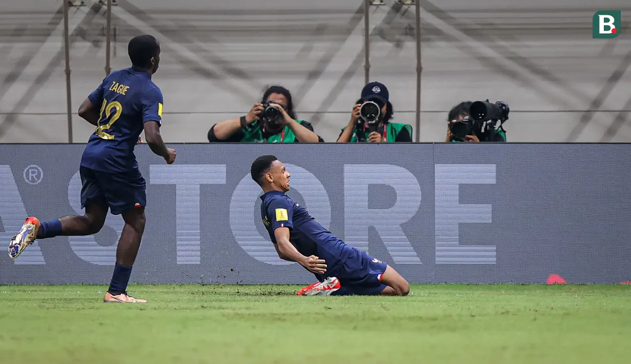 <p>Selebrasi pemain Timnas Prancis U-17, Joan Tincres (kanan) seetlah mencetak gol keduanya ke gawang Timnas Amerika Serikat U-17 pada laga ketiga Grup E Piala Dunia U-17 2023 di Jakarta International Stadium, Jakarta Utara, Sabtu (18/11/2023). (Bola.com/Bagaskara Lazuardi)</p>