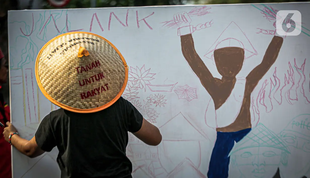 Dalam aksinya, mereka menyuarakan tuntutannya seraya mengenakan topi anyaman bambu (caping) dan membawa poster. (Liputan6.com/Faizal Fanani)
