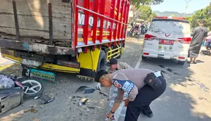 Kecelakaan Maut, Pemotor Tewas Hantam Truk Parkir