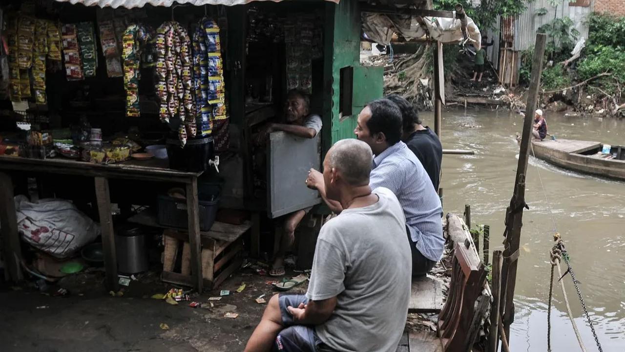 Potret warga pinggiran Ciliwung. Sampah dan air keruh jadi pemandangan sehari-hari.