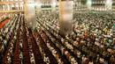 Suasana ratusan jemaah melaksanakan salat Jumat di Masjid Istiqlal, Jakarta, Jumat (2/6). Masjid Istiqlal selalu dipenuhi umat muslim pada salat Jumat ketika bulan suci Ramadan. (Liputan6.com/Gempur M Surya)