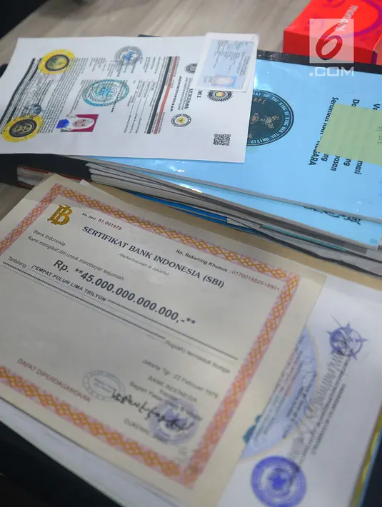 Barang bukti Sertifikat Bank Indonesia (SBI) palsu di Bareskrim, Jakarta, Kamis (16/8). Eksistensi UN Swissindo yang juga dikenal sebagai Sekte Penghapus Utang dimulai sejak tahun 2010. (Merdeka.com/Imam Buhori)