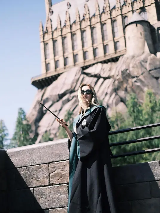 Seru menikmati momen liburan di Negeri Sakura bersama kekasih. Kebahagiaan Ranty Maria semakin lengkap ketika dilamar oleh Rayn Wijaya di Tokyo DisneySea. Nantinya setelah pulang dari Jepang, hubungan keduanya pun akan semakin serius untuk menuju pelaminan. (Liputan6.com/IG/@rantymaria)