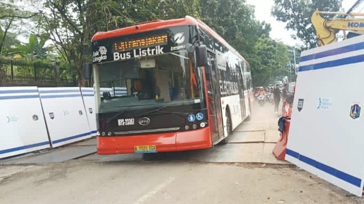Jalan Ambles di Lenteng Agung, Transjakarta Pangkas Rute ke UI