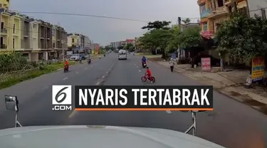 Sebuah truk nyaris menabrak seorang bocah yang tengah belajar bersepeda di jalan raya di Bac Ninh, Vietnam.