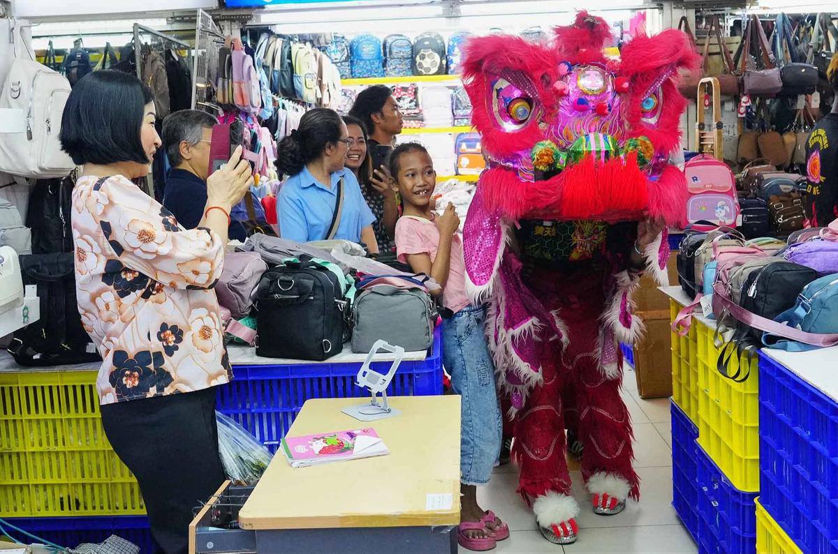 FOTO: Semarak Barongsai Jelang  Perayaan Imlek di Pusat Perbelanjaan Senen