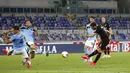 Pemain AC Milan, Hakan Calhanoglu, mencetak gol ke gawang Lazio pada laga Serie A di Stadion Olympic, Roma, Sabtu (4/6/2020). Lazio takluk 0-3 dari AC  Milan. (AP/Riccardo De Luca)