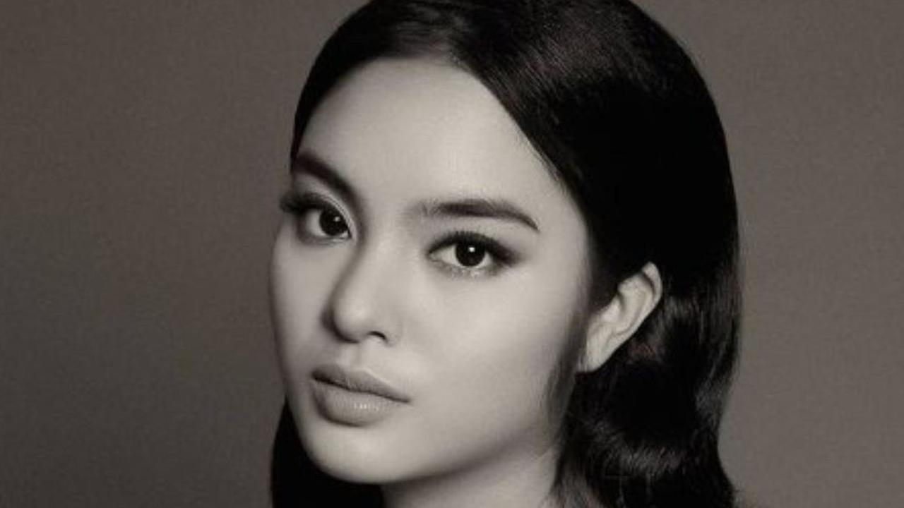 Darah blasteran dari sang ayah rupanya menurun pada diri Syandria. Gak salah kalau wajahnya agak kebule-bulean.