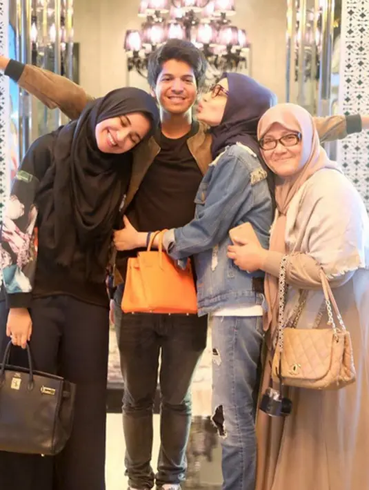 "Saya tahu persis karena di awal mereka menikah Shireen belum berhijab. Cerita ini bisa mendiamkan orang-orang yang berpikiran Wisnu mau berpoligami," ujar Fanny Bauty, Selasa (12/9/2017) dilansir dari Liputan6. (Instagram/fenny.bauty)