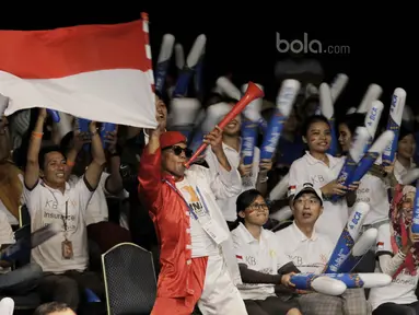 Suporter mengibarkan bendera merah putih saat menyaksikan Indonesia Open 2017 di JCC, Senayan, Jumat (17/6/2017). Ribuan suporter antusias memberi dukungan untuk atlet Indonesia. (Bola.com/M Iqbal Ichsan)