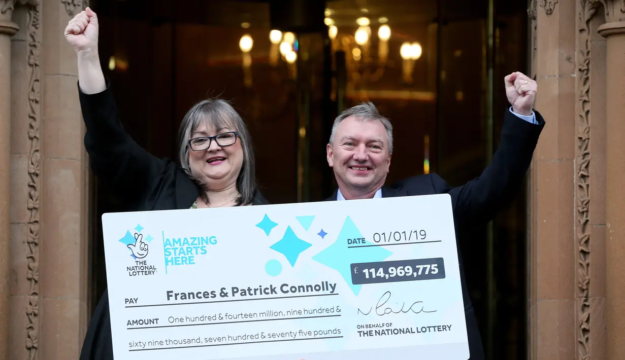 Frances dan Patrick Connolly usai diumumkan sebagai pemenang lotere EuroMillions hari tahun baru di Belfast, Irlandia Utara, Jumat (4/1). Pasangan itu meraih hadiah lotere terbesar dalam sejarah Inggris Raya senilai 115 juta poundsterling (Paul FAITH/AFP)