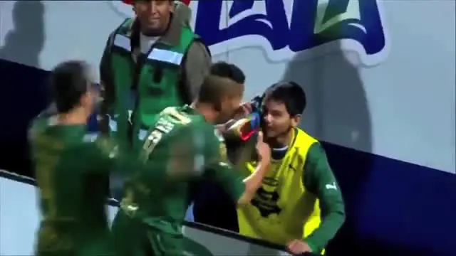Diego Gonzales penyerang klub Santos Laguna dari Liga Meksiko melakukan selebrasi gol secara unik. Ia melepas sepatunya dan menjadikannya bak sebuah telepon seluler.