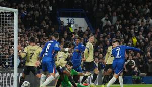 Momen gol bunuh diri Jules Kounde dalam laga Liga Champions antara Chelsea vs Barcelona, Rabu (26/11/2025). (AP Photo/Kin Cheung)