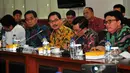 Menteri Agraria dan Tata Ruang Ferry Mursyidan Baldan mengikuti rapat dengan Komite I DPD RI di Komplek Parlemen Senayan, Jakarta, Rabu (15/4/2015). Rapat tersebut membahas usul revisi dan menyempurnakan UU tentang pertanahan. (Liputan6.com/Yoppy Renato)