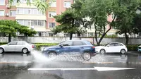 Mobil menerjang genangan usai hujan deras akibat Topan Haishen di Changchun, Provinsi Jilin, China, 8 September 2020. Kantor Pusat Pengendalian Banjir dan Bantuan Kekeringan Negara China menaikkan status tanggap darurat pengendalian banjir dan topan dari Level IV ke Level III. (Xinhua/Yan Linyun)