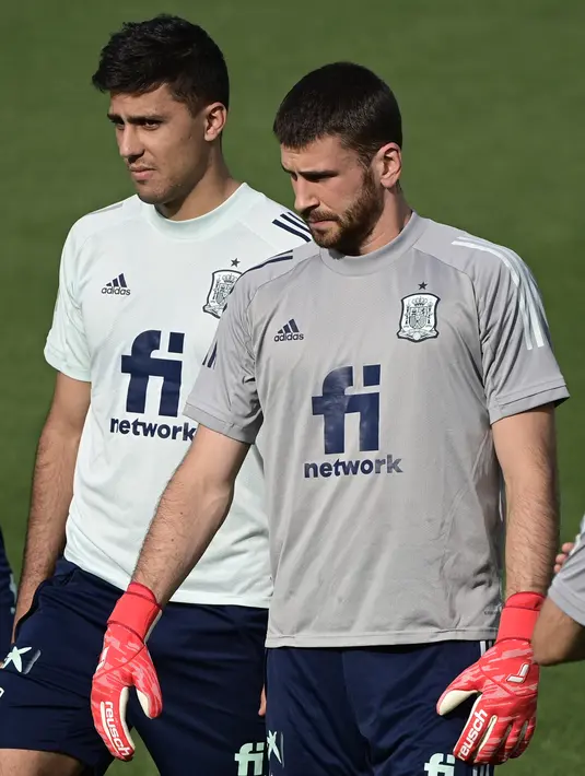 Kiper Spanyol, Unai Simon (kanan) dan gelandang Rodri saa mengikuti sesi latihan di Ciudad del Futbol di Las Rozas dekat Madrid (3/7/2021). Spanyol akan menghadapi Italia pada babak semifinal Euro 2020  di Stadion Wembley, Inggris. (AFP/Javier Soriano)