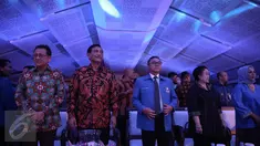 (Ki-ka) Ketua DPD RI Irman Gusman, Menko Polhukam Luhut Pandjaitan, Ketua Umum PAN Zulkifli Hasan dan Presiden ke-5 Megawati Soekarnoputri menghadiri Rakernas dan Silaturahmi Nasional (Silatnas) PAN di Jakarta, Minggu (29/5). (Liputan6.com/Faizal Fanani)