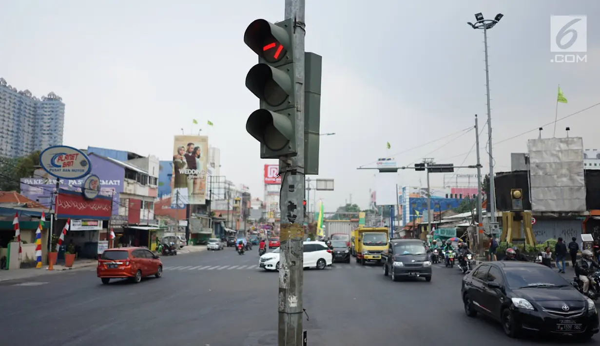 Penampakan lampu merah persimpangan Ramanda, Depok, Jawa Barat, Rabu (14/8/2019). Pemutaran lagu Wali Kota Depok Mohammad Idris di lampu merah tersebut sebagai bagian dari konsep Joyful Traffic Management (Jotram). (Liputan6.com/Immanuel Antonius)