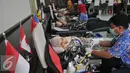 Sejumlah karyawan kementerian luar negeri melakukan aksi donor darah di ruang rapat BPPK Kemenlu, Jakarta, Jumat (24/7/15). Aksi donor darah tersebut menyambut hari kemerdekaan Indonesia pada tanggal 17 Agustus nanti. (Liputan6.com/Herman Zakharia)