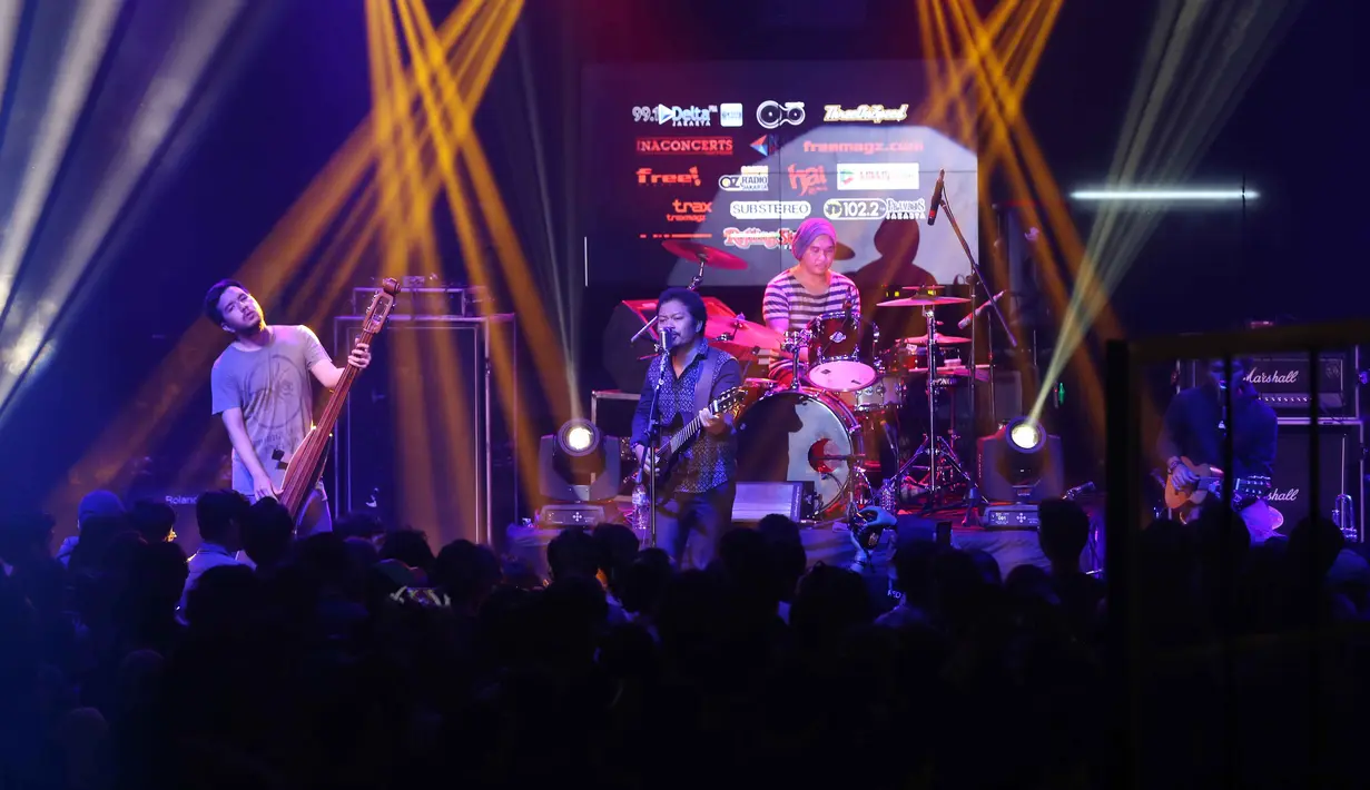 Ivan (gitar), Mohammad Istiqomah Djamad atau Is (vokalis), Cito (drum) dan Comi (bass) tampak terlarut dalam menikmati penampilan mereka dalam memberikan aksi panggung terbaik untuk para penonton. (Nurwahyunan/Bintang.com)
