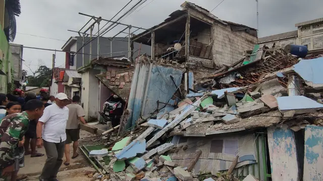Kondisi rumah dua lantai yang ambruk menimpa rumah warga lainnya di Bojong Pondok Terong, Cipayung, Depok.