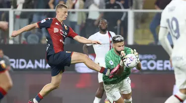 Penyerang Genoa, Albert Gu&eth;mundsson berebut bola dengan penyerang AC Milan Oliver Giroud pada pekan ke-8 Serie A 2023/2024 di Stadion Comunale Luigi Ferraris, Minggu 8 Oktober 2023. (Tano Pecoraro/LaPresse via AP)