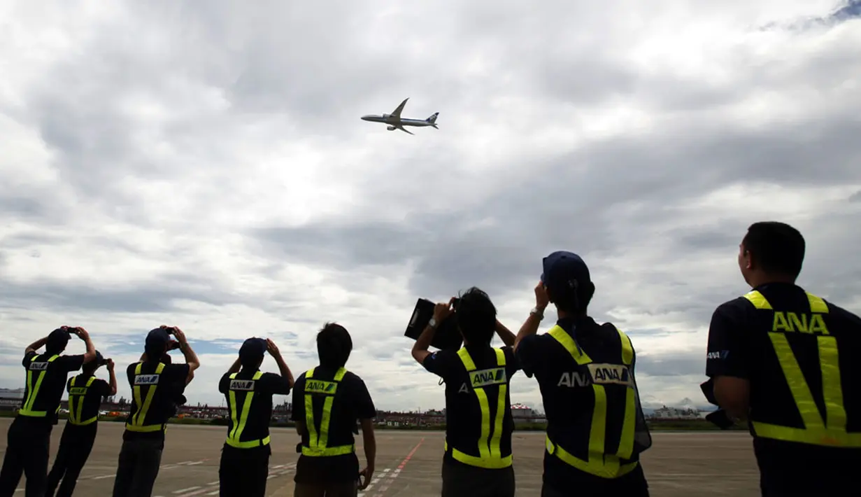 Beberapa anak menjadi penumpang pertama pesawat Boeing 787-9 Dreamliner milik All Nippon Airways (ANA) yang mengudara untuk kali pertama di Bandara Haneda, Tokyo, Jepang, (4/8/2014).  (REUTERS/Yuya Shino)