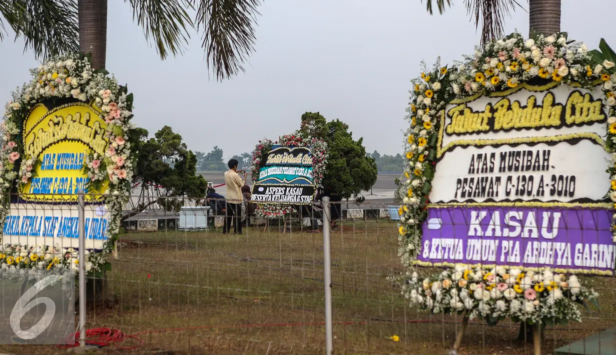 Sejumlah karangan bunga duka cita terpasang di Lanud Halim Perdanakusuma, Jakarta, Rabu (1/7/2015). Karangan bunga tersebut sebagai ungkapan belasungkawa atas tragedi jatuhnya Pesawat Hercules C-130 di Medan. (Liputan6.com/Faizal Fanani)