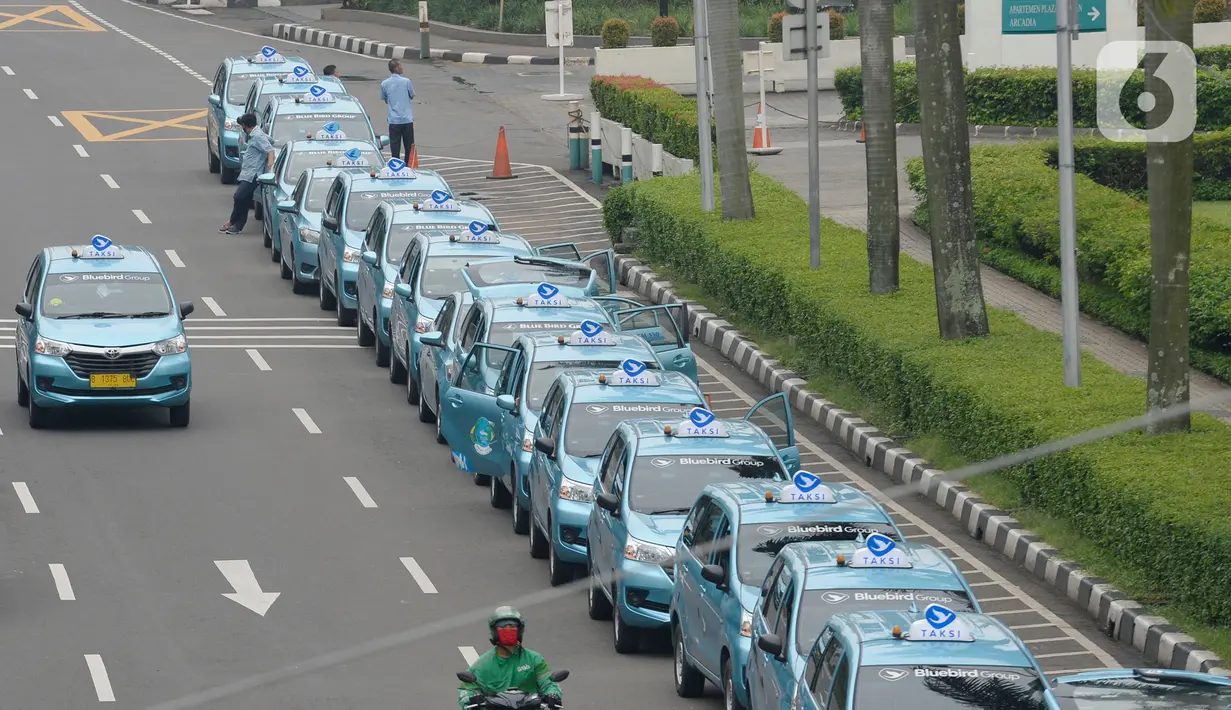 Deretan taksi parkir menunggu penumpang di kawasan jalan Asia Afrika, Jakarta, Selasa (19/5/2020). Imbas pemberlakukan PSBB untuk memutus rantai penyebaran virus corona Covid-19 aktivitas masyarakat berkurang berdapak pada angkutan taksi sepi penumpang. (merdeka.com/Dwi Narwoko)