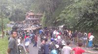 Warga menonton dan memberi bantuan kepada para korban kecelakaan di Jalan Raya Magelang-Purworejo, Kamis (8/4/2021)