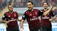 Pemain Ac Milan, Giacomo Bonaventura merayakan golnya ke gawang Pescara pada laga Serie A Italia di San Siro Stadium, Milan (30/10/2016). Milan menang 1-0. (AFP/Matteo Bazzi)