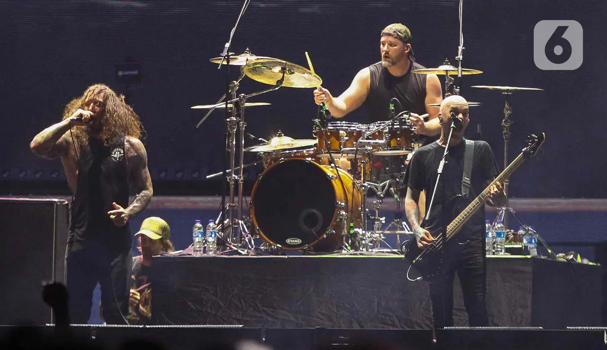 Penampilan grup band asal  Amerika As I Lay Dying saat tampil dalam Festival musik hammersonic 2024 di Pantai Carnaval Ancol, Jakarta, Minggu (5/5/2024). (Liputan6.com/Herman Zakharia)