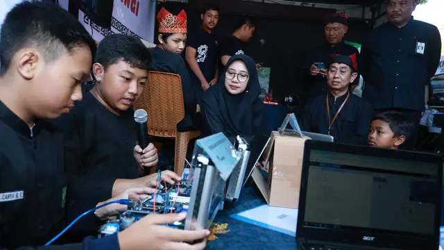 Para siswa di Banyuwangi ciptakan berbagai macam kreativitas  teknologi di momen Hardiknas  (Istimewa)