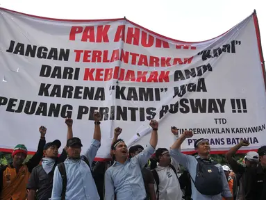 Ratusan sopir bus Transjakarta yang bernaung di PT Trans Batavia, melakukan demo di Balai Kota, Jakarta, Rabu (14/9) . Demo tersebut menuntut agar PT Trans Batavia membayar gaji mereka sejak Maret hingga Agustus 2016. (Liputan6.com/Gempur M Surya)