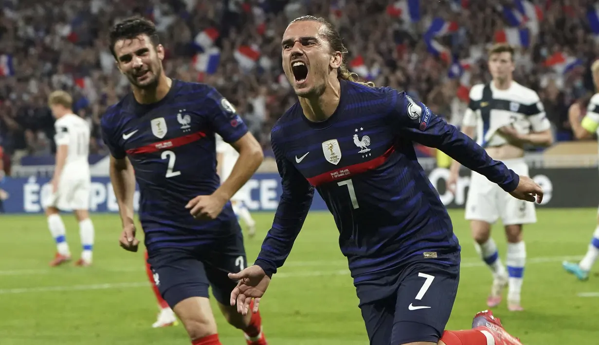 Antoine Griezmann, striker Prancis yang baru saja dipinjamkan Barcelona ke Atletico Madrid mencetak dua gol kemenangan Les Bleus atas Finlandia dalam laga Kualifikasi Piala Dunia 2022 Grup D Zona Eropa di Groupama Stadium, Lyon, Selasa (7/9/2021). (Foto: AP/Laurent Cipriani)