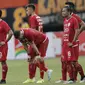 Pemain Persija Jakarta tampak lesu usai ditaklukkan Perseru Badak Lampung pada laga Liga 1 2019 di Stadion Patriot, Bekasi, Minggu (1/9). Persija takluk 0-1 dari Badak Lampung. (Bola.com/M Iqbal Ichsan)