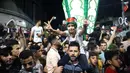 Warga merayakan gencatan senjata antara Israel dengan Hamas di jalan-jalan Rafah, Jalur Gaza, Palestina, Jumat (21/5/2021). Gencatan senjata antara Israel dengan Hamas  ditengahi oleh Mesir. (SAID KHATIB/AFP)