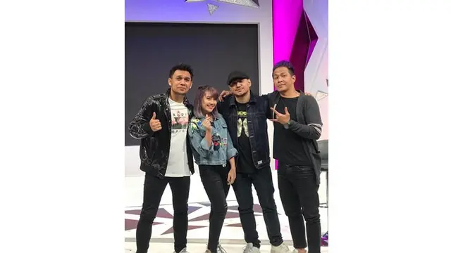 Potret Igo bersama para jebolan Indonesian Idol lainnya. Ia diundang salah satu program acara televisi.