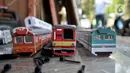 Miniatur kereta api terlihat di kawasan Manggarai, Jakarta, Kamis (21/11/2019). Kereta api buatan Iskandar ini telah menembus pasar hingga luar jawa, bahkan Singapura dan Brunei dengan omzet mencapai Rp22 juta per bulan. (merdeka.com/Iqbal S. Nugroho)