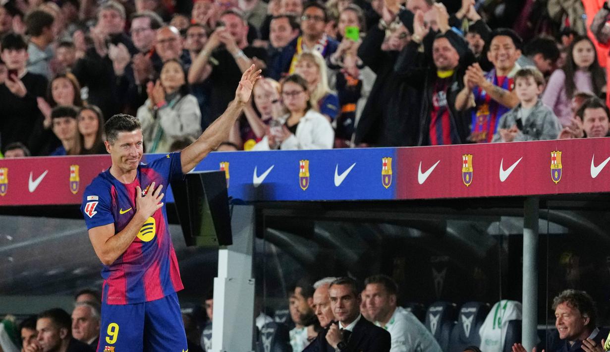 Momen emosional langsung menyelimuti markas Barcelona setelah Robert Lewandowski menyampaikan salam perpisahan kepada para pendukung. (AP Photo/Joan Mateu Parra)