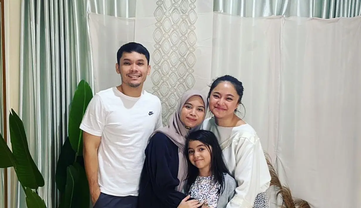 Dengan wajah setengah bule, Sienna memiliki pesona anggun dan feminin sejak kecil [@siennakasyafani]